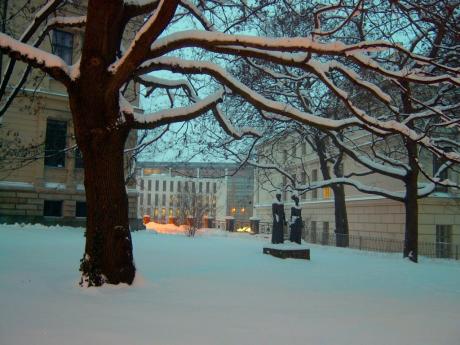 Zwei Verliebte im Schnee - Wolfgang Bergter - Array auf Array - Array - Zwei Verliebte im Schnee - Wolfgang Bergter - Array auf Array - Array -