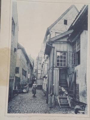 Gasse in Flensburg - Wolfgang Thomsen - auf - Array - Gasse in Flensburg - Wolfgang Thomsen - auf - Array -